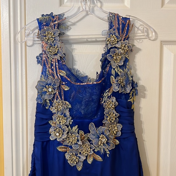 Long dress, light and flowy with flower lace pieces on upper body. - Picture 4 of 4